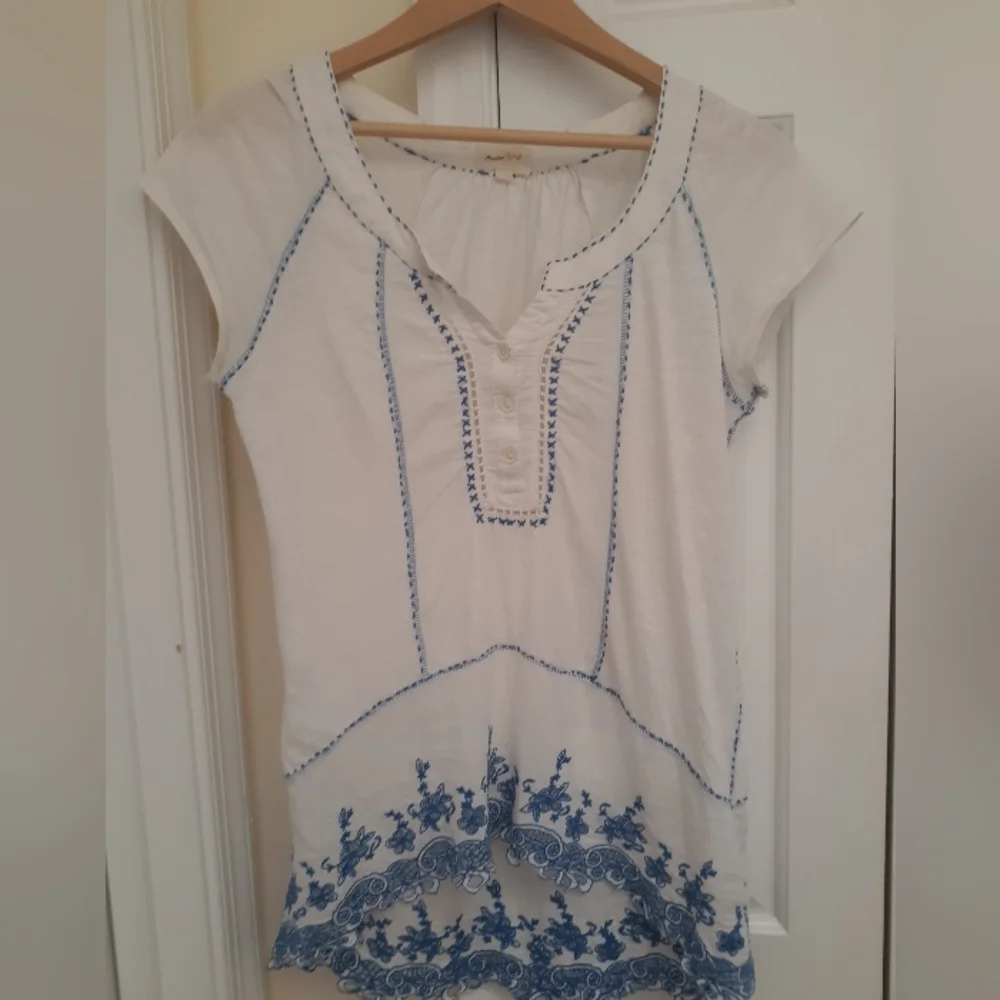 High-low Embroidered Tunic - Picture 1 of 8